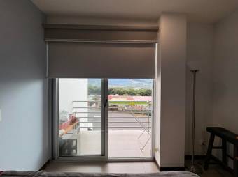 Se alquila espacioso apartamento en condominio de Pozos Santa Ana 26-290