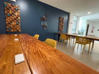 Se alquila espacioso apartamento en condominio de Pozos Santa Ana 26-290