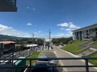 Se alquila espacioso apartamento en condominio de Pozos Santa Ana 26-290