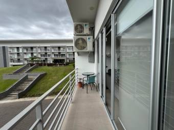 Se alquila espacioso apartamento en condominio de Pozos Santa Ana 26-290