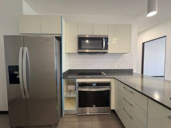 Se alquila espacioso apartamento en condominio de Pozos Santa Ana 26-290