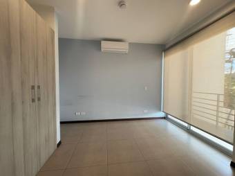 Se alquila espacioso apartamento en condominio de Pozos Santa Ana 26-290