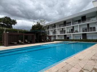 Se alquila espacioso apartamento en condominio de Pozos Santa Ana 26-290