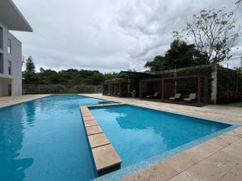 Se alquila espacioso apartamento en condominio de Pozos Santa Ana 26-290