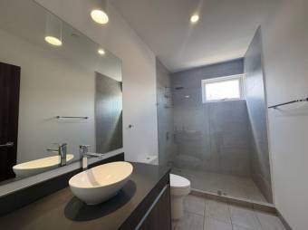 Se alquila espacioso apartamento en condominio de Pozos Santa Ana 26-290