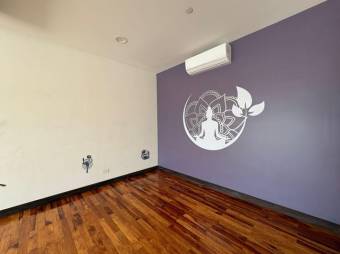 Se alquila espacioso apartamento en condominio de Pozos Santa Ana 26-290