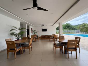 Se alquila espacioso apartamento en condominio de Pozos Santa Ana 26-290