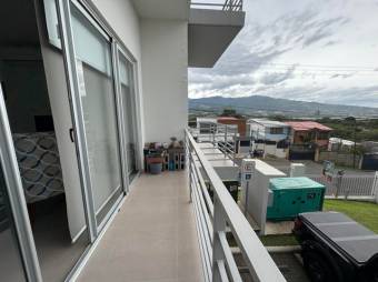 Se alquila espacioso apartamento en condominio de Pozos Santa Ana 26-290