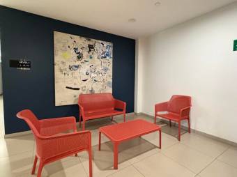 Se alquila espacioso apartamento en condominio de Pozos Santa Ana 26-290