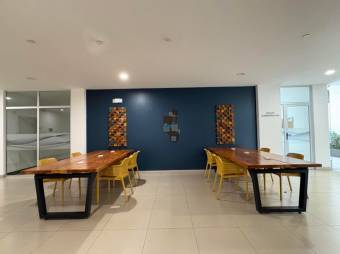 Se alquila espacioso apartamento en condominio de Pozos Santa Ana 26-290