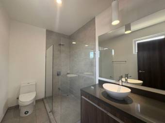 Se alquila espacioso apartamento en condominio de Pozos Santa Ana 26-290