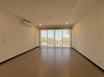 Se alquila espacioso apartamento en condominio de Pozos Santa Ana 26-290