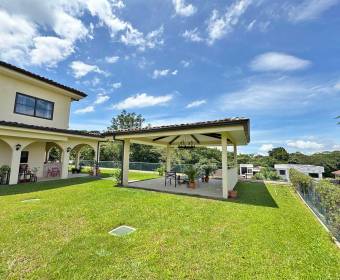 Spanish-style house for sale in a condominium located in Brasil de Mora.