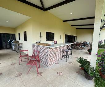 Spanish-style house for sale in a condominium located in Brasil de Mora.