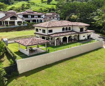 Spanish-style house for sale in a condominium located in Brasil de Mora.