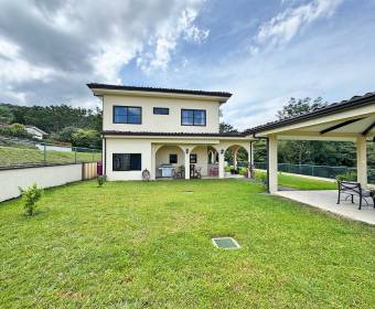 Spanish-style house for sale in a condominium located in Brasil de Mora.