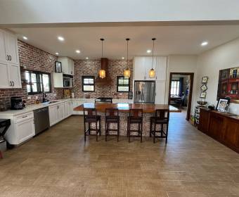 Spanish-style house for sale in a condominium located in Brasil de Mora.