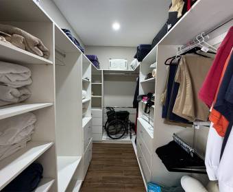 Spanish-style house for sale in a condominium located in Brasil de Mora.