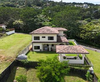 Spanish-style house for sale in a condominium located in Brasil de Mora.