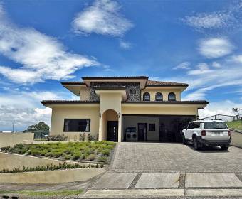 Spanish-style house for sale in a condominium located in Brasil de Mora.