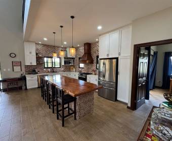 Spanish-style house for sale in a condominium located in Brasil de Mora.