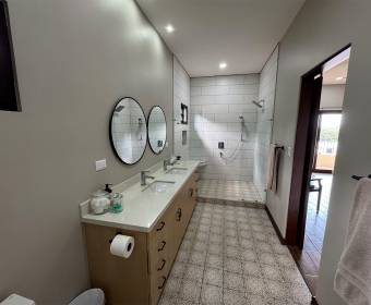 Spanish-style house for sale in a condominium located in Brasil de Mora.