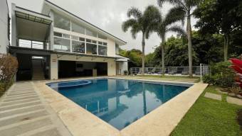 Se alquila espaciosa casa en condominio de Brasil Santa Ana 26-584