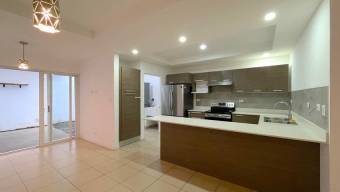 Se alquila espaciosa casa en condominio de Brasil Santa Ana 26-584