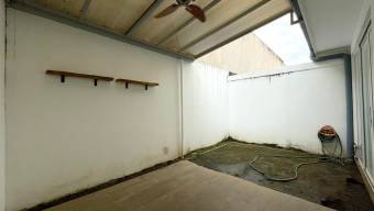 Se alquila espaciosa casa en condominio de Brasil Santa Ana 26-584