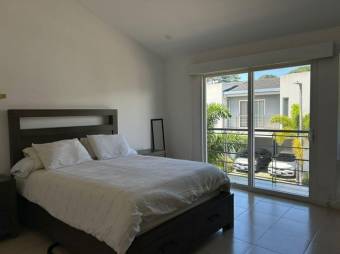 Se alquila espaciosa casa con patio en Ciudad Colon de Santa Ana 26-210