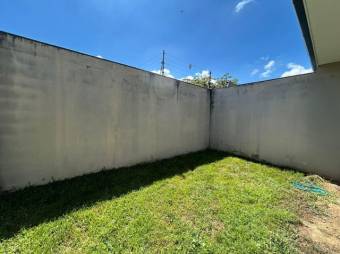 Se alquila espaciosa casa con patio en Ciudad Colon de Santa Ana 26-210