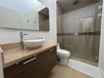 Se alquila espaciosa casa con patio en Ciudad Colon de Santa Ana 26-210