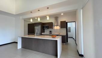 Se alquila moderno Penthouse amoblado en San Rafael Escazú 26-215