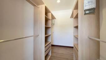 Se alquila moderno Penthouse amoblado en San Rafael Escazú 26-215