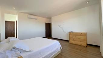 Se alquila moderno Penthouse amoblado en San Rafael Escazú 26-215