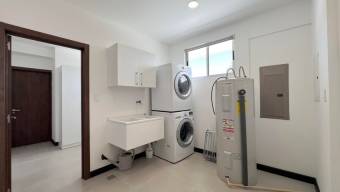 Se alquila moderno Penthouse amoblado en San Rafael Escazú 26-215