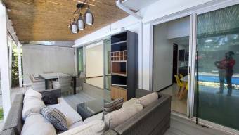 Se alquila casa de lujo en condominio de Santa Ana 25-662