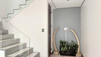 Se alquila casa de lujo en condominio de Santa Ana 25-662