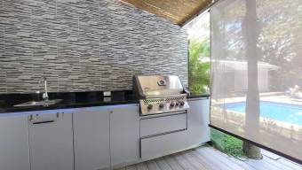 Se alquila casa de lujo en condominio de Santa Ana 25-662