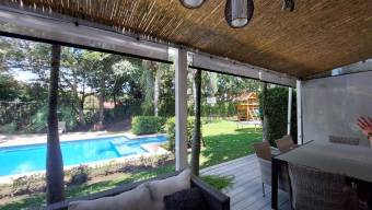 Se alquila casa de lujo en condominio de Santa Ana 25-662