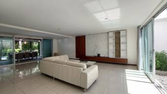Se alquila casa de lujo en condominio de Santa Ana 25-662