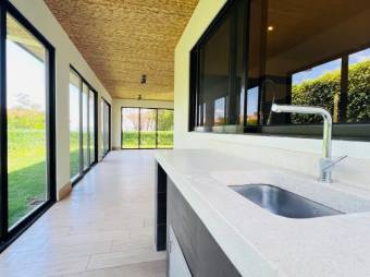 Se alquila moderna casa en Lomas del Valle, Santa Ana 26-203