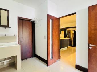 Se alquila moderna casa en Lomas del Valle, Santa Ana 26-203