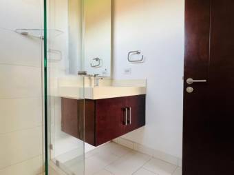 Se alquila moderna casa en Lomas del Valle, Santa Ana 26-203