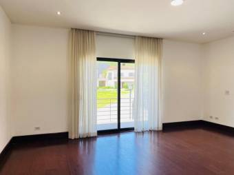 Se alquila moderna casa en Lomas del Valle, Santa Ana 26-203