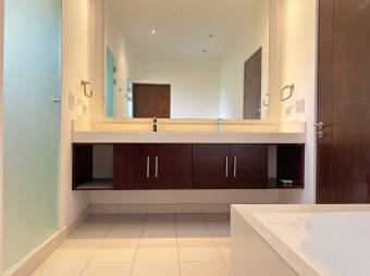 Se alquila moderna casa en Lomas del Valle, Santa Ana 26-203