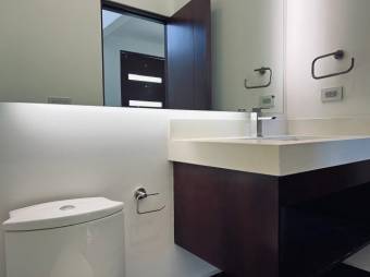 Se alquila moderna casa en Lomas del Valle, Santa Ana 26-203