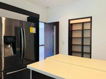 Se alquila moderna casa en Lomas del Valle, Santa Ana 26-203