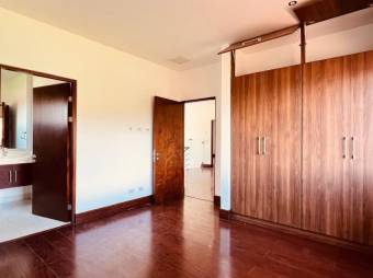 Se alquila moderna casa en Lomas del Valle, Santa Ana 26-203