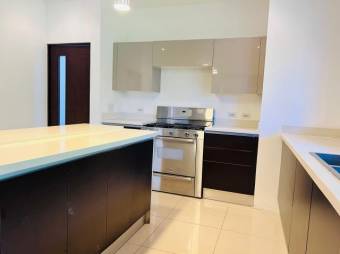 Se alquila moderna casa en Lomas del Valle, Santa Ana 26-203